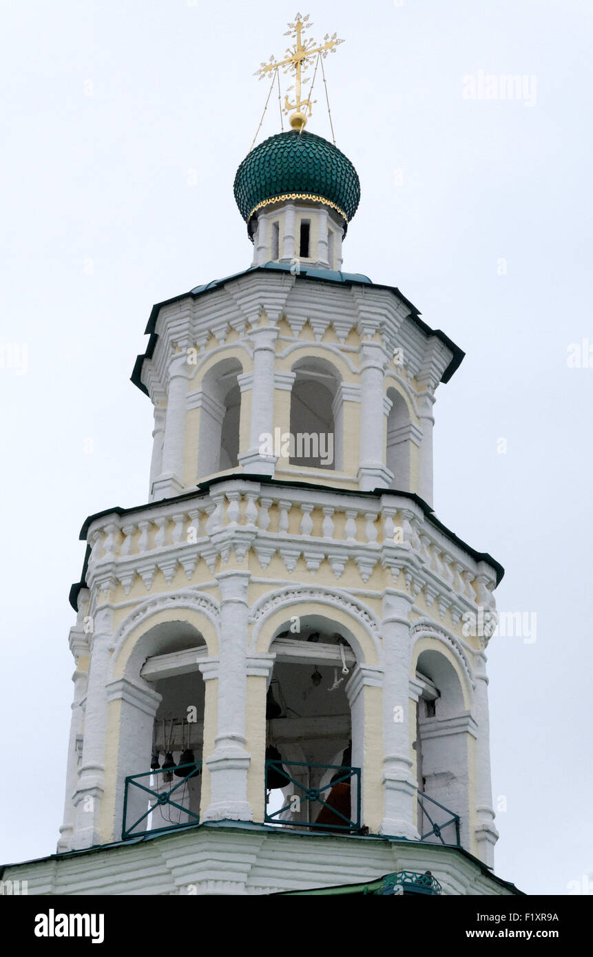Golden cross sopra le cupole del churchl entro il Cremlino di Kazan, architettura russa Tatarstan Foto Stock