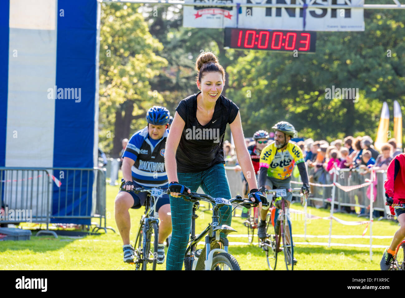 I ciclisti la finitura 20k in bicicletta all'intagliatori sponsorizzato Wolverhampton Marathon 2015 REGNO UNITO Foto Stock