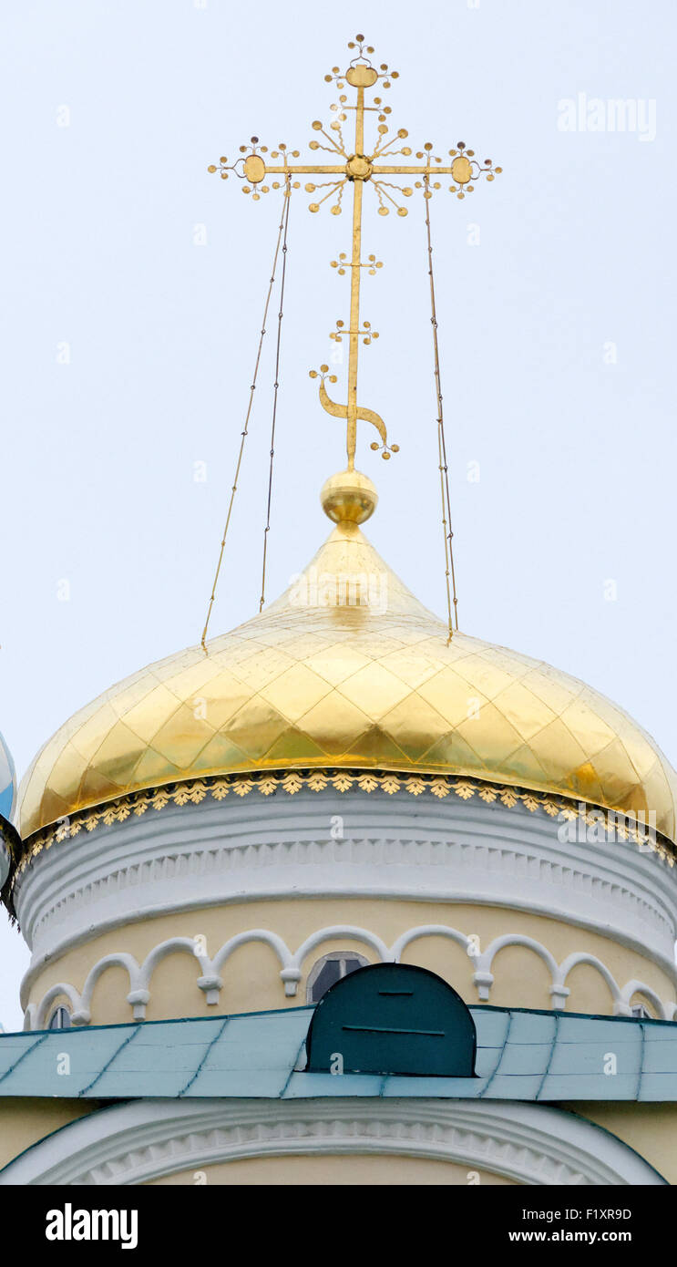 Golden cross sopra le cupole della cattedrale entro il Cremlino di Kazan, architettura russa Tatarstan Foto Stock