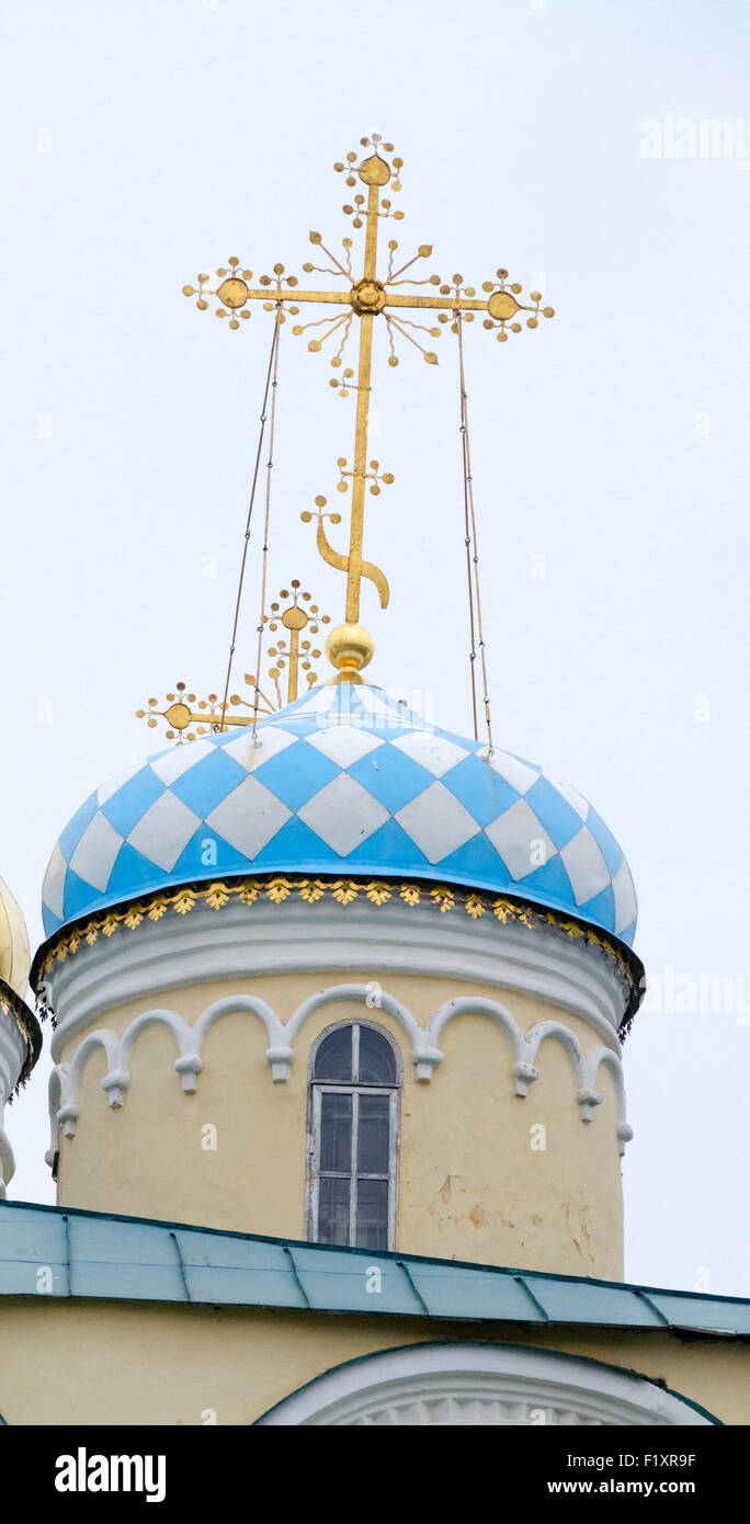 Golden cross sopra le cupole della cattedrale entro il Cremlino di Kazan, architettura russa Tatarstan Foto Stock