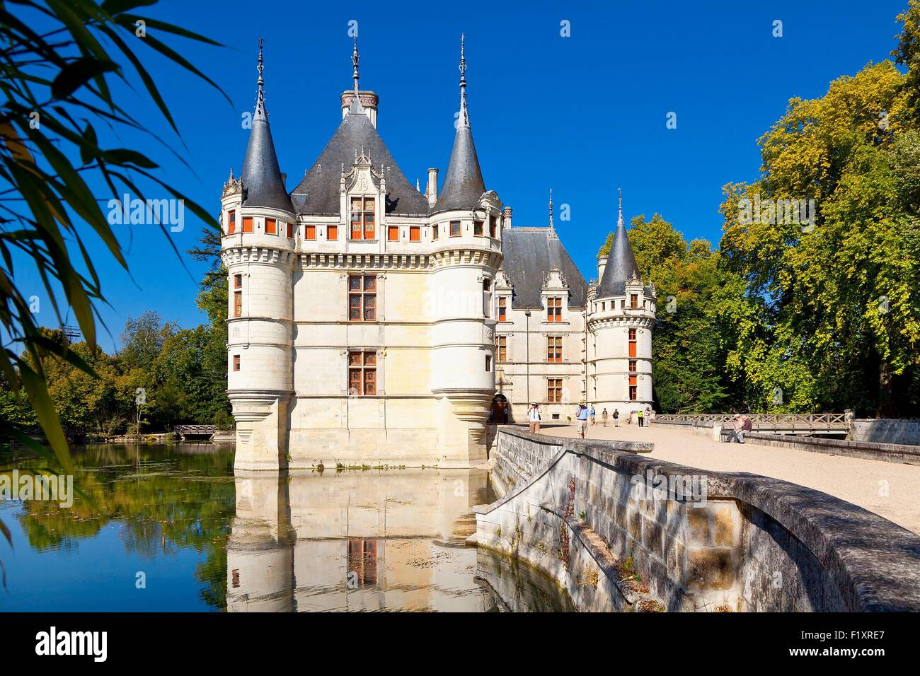Francia, Indre et Loire, la Valle della Loira sono classificati come patrimonio mondiale dall' UNESCO, Azay le Rideau, Azay le Rideau castello sul fiume Indre Foto Stock