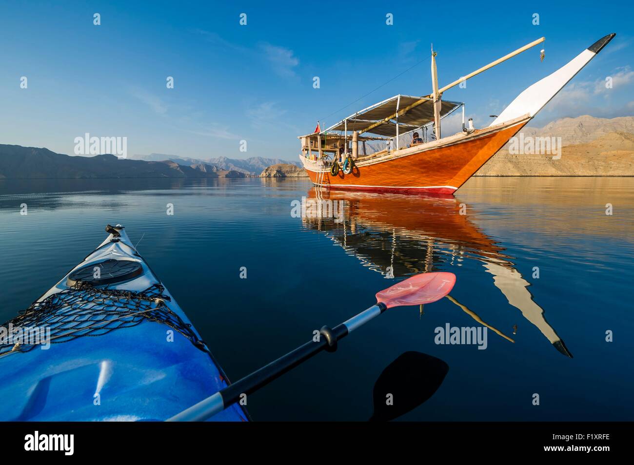 In Oman Khasab, Musandam, Crociera nei fiordi su un dhow tradizionale, nave di legno, gita in kayak Foto Stock