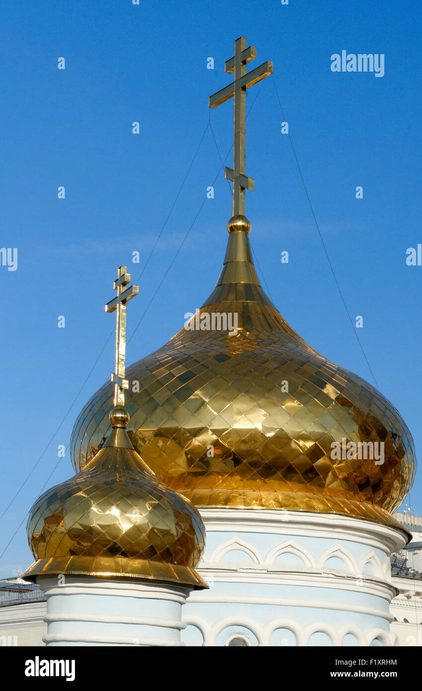 Cupola dorata di un ortodosso russo e chiesa contro un cielo blu, Kazan, il Tatarstan, Russia Foto Stock