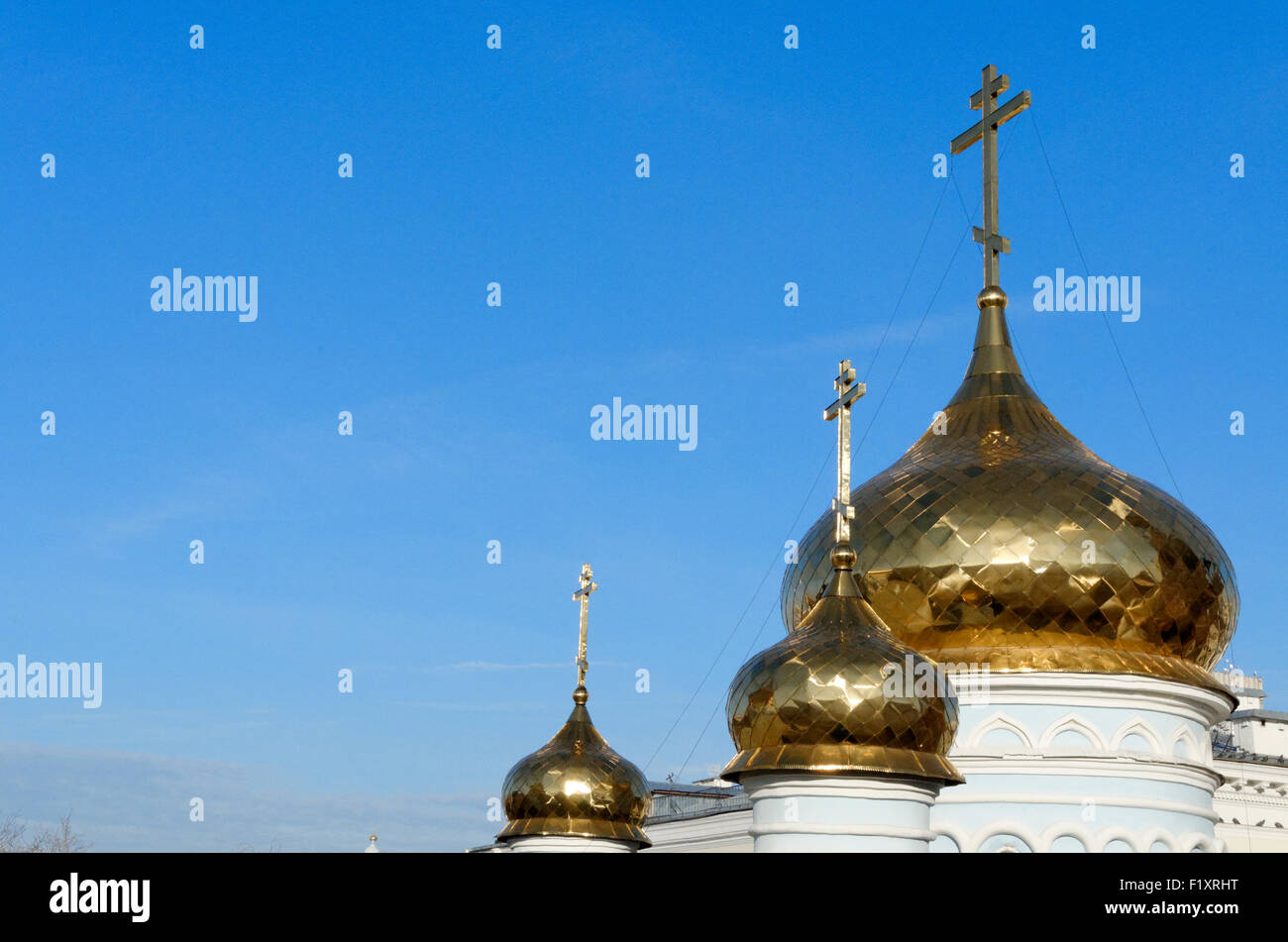 Cupola dorata di un ortodosso russo e chiesa contro un cielo blu, Kazan, il Tatarstan, Russia Foto Stock