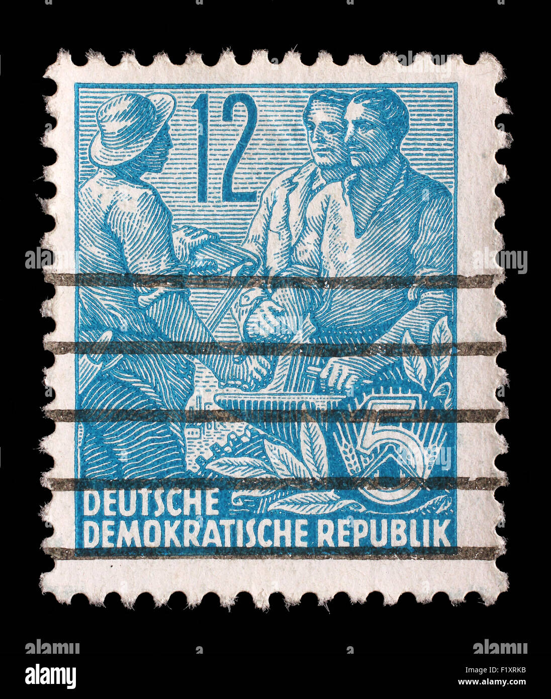 Timbro stampato nella RDT, mostra il contadino, lavoratore, intellettuali, serie piano quinquennale, circa 1955 Foto Stock