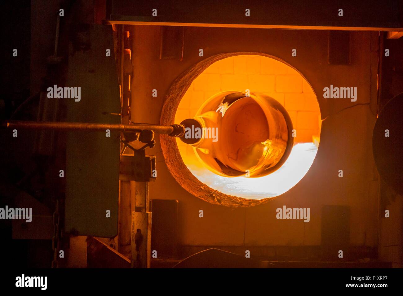 Francia, Loire, Saint Just Saint Rambert, alla fabbrica di vetro di Saint Just è il solo in Francia dove vetrai produrre vetro piatto per uso architettonico, stanno usando le stesse tecniche e dispositivi come nel XIX secolo Foto Stock