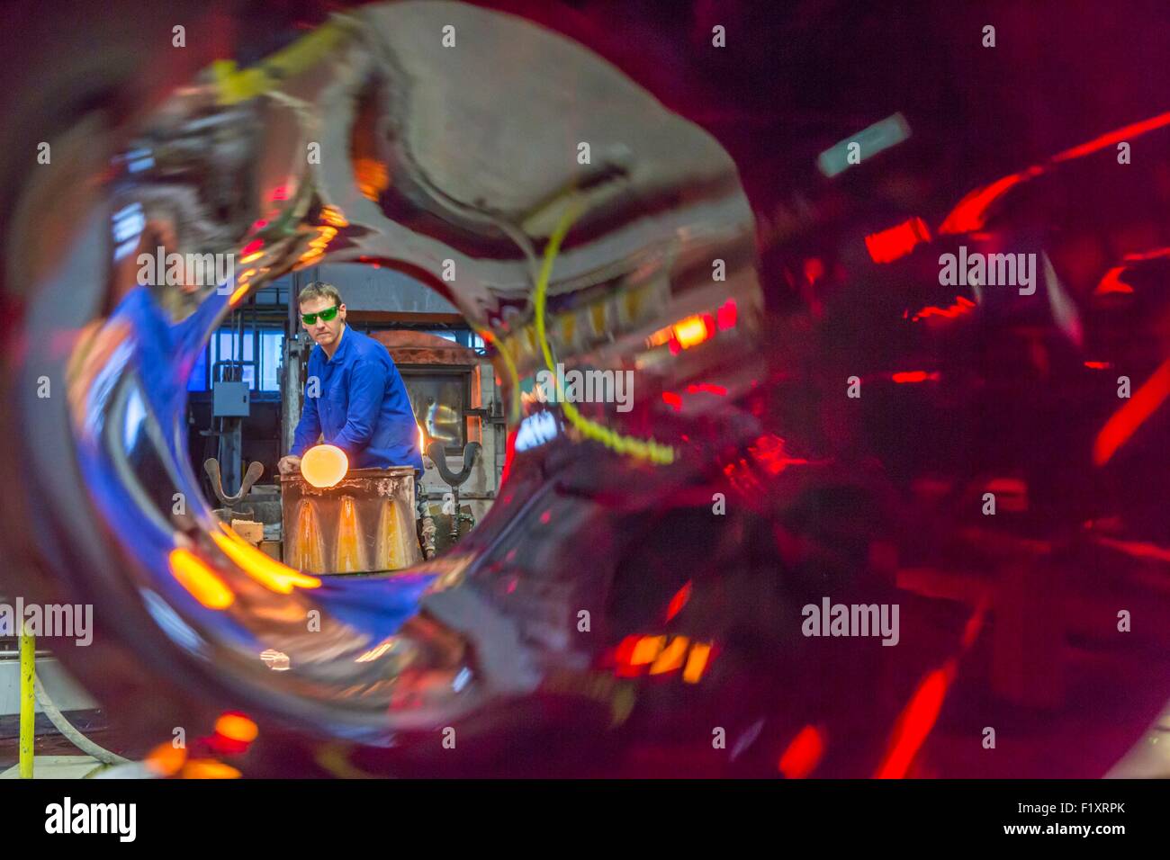 Francia, Loire, Saint Just Saint Rambert, alla fabbrica di vetro di Saint Just è il solo in Francia dove vetrai produrre vetro piatto per uso architettonico, stanno usando le stesse tecniche e dispositivi come nel XIX secolo Foto Stock