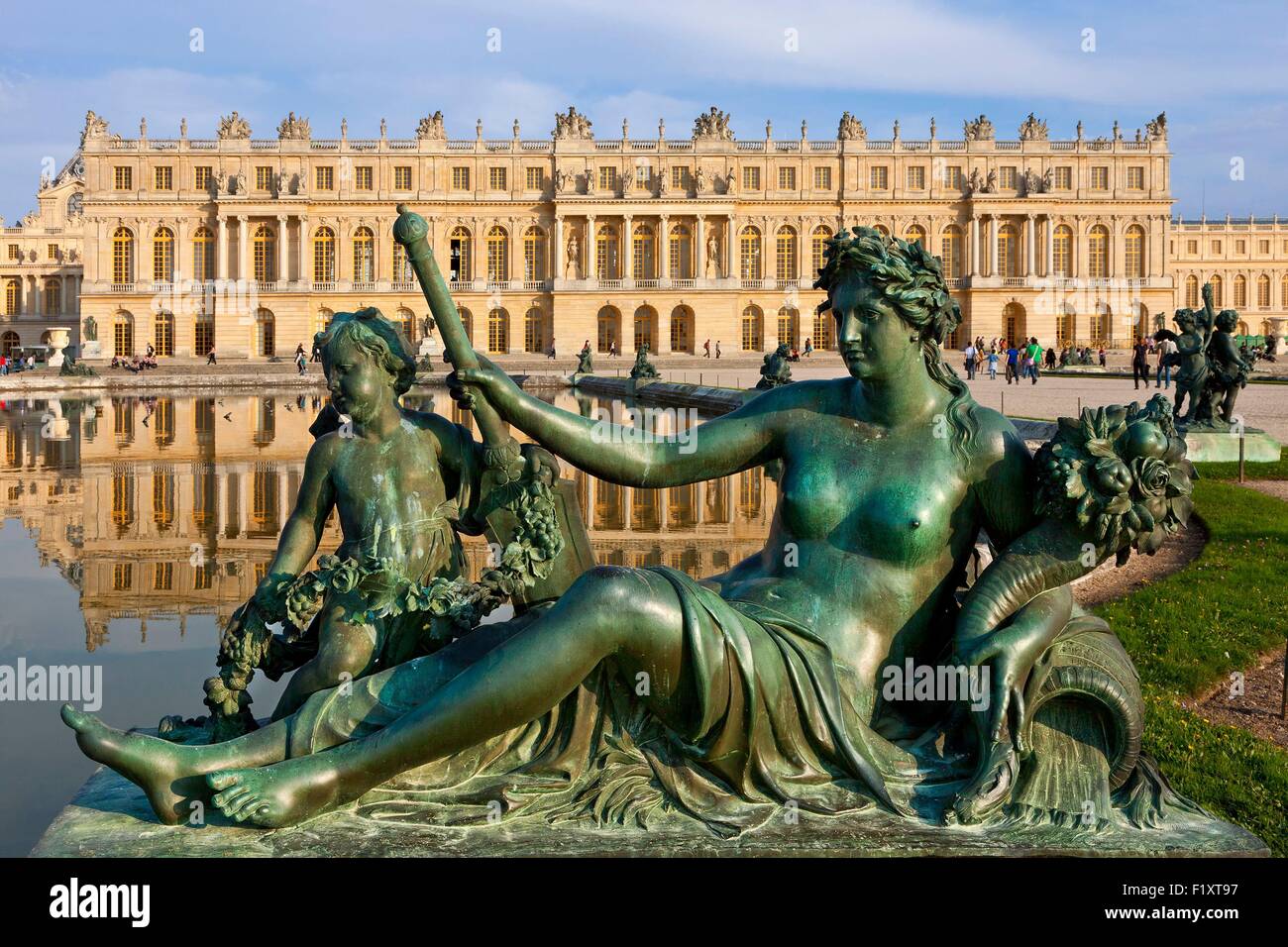 Francia, Yvelines, parco del Chateau de Versailles, elencato come patrimonio mondiale dall UNESCO, specchio lato galleria, parterre d'eau, statua che mostra la senna fiume francese Foto Stock