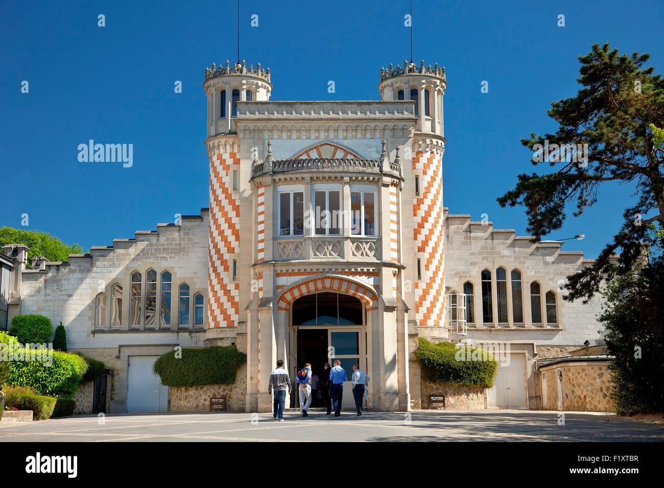 Francia, Marne, Reims, Station Wagon in stile Tudor architettura presso la sede di Champagne Pommery Foto Stock