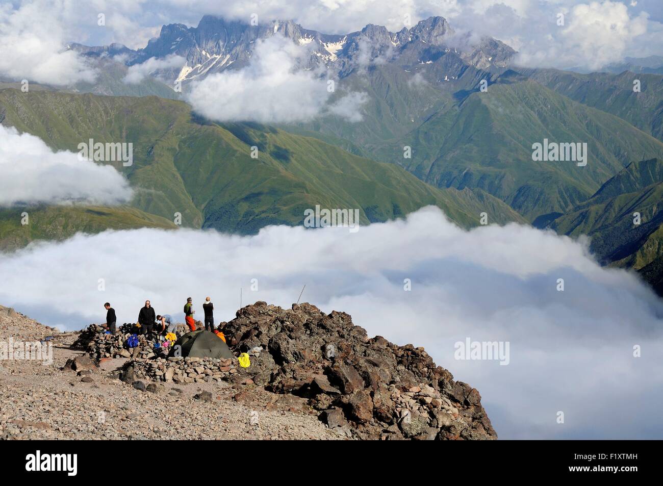 Georgia e Caucaso maggiore, Mtskheta-Mtianeti, Mount Kazbek, vista dal Monte Kazbek campo base di un mare di nuvole e le montagne Foto Stock
