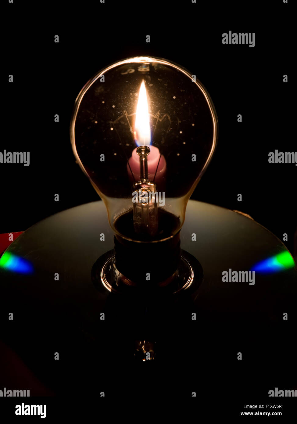 Lampadina e la fiamma della candela Foto Stock
