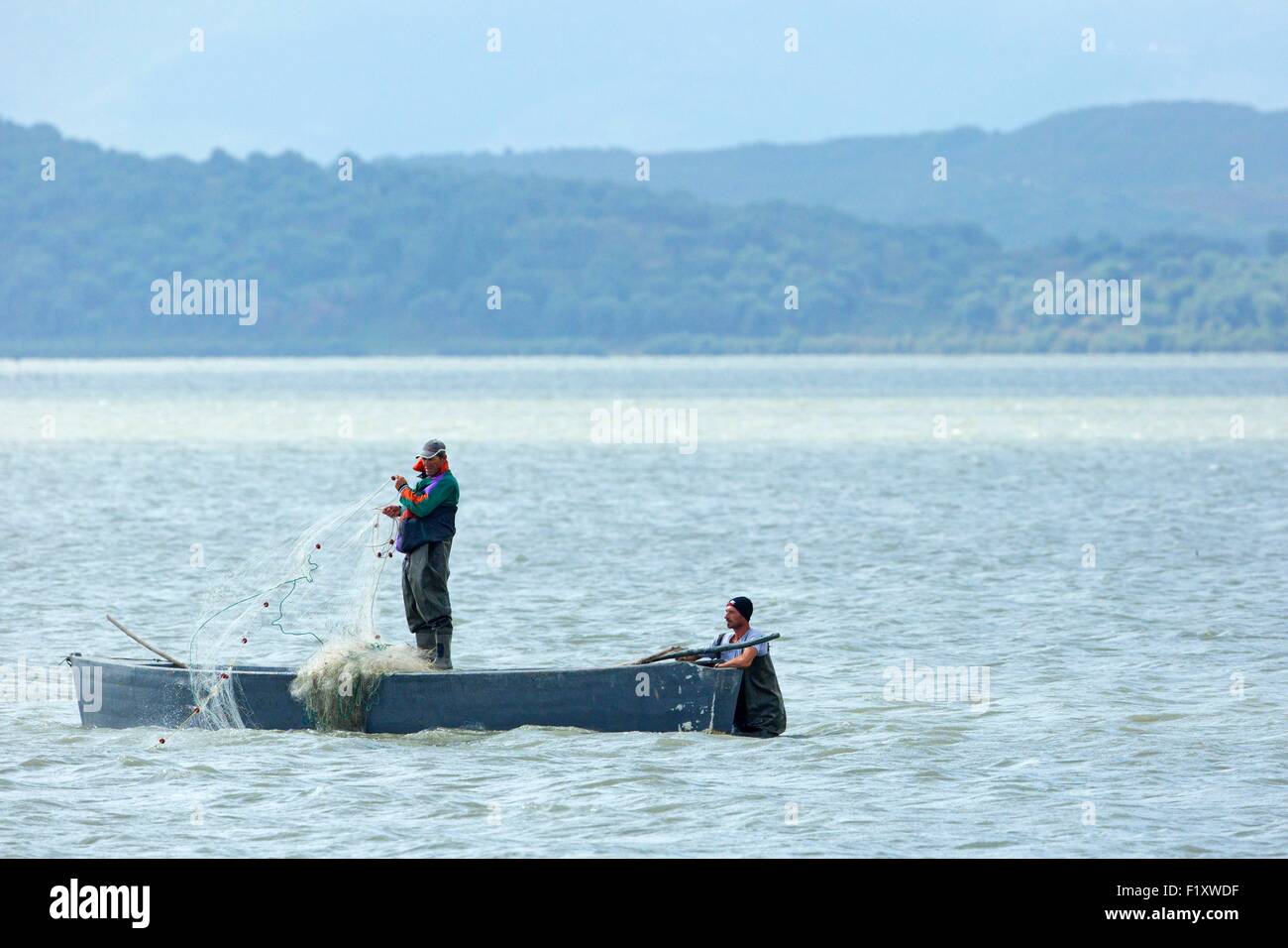 Albania, Laguna Nartes fisherman Foto Stock