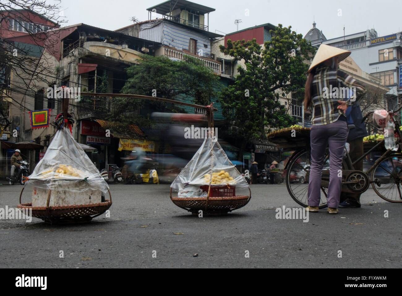 Il Vietnam, Hanoi, città vecchia, street abitatori Foto Stock