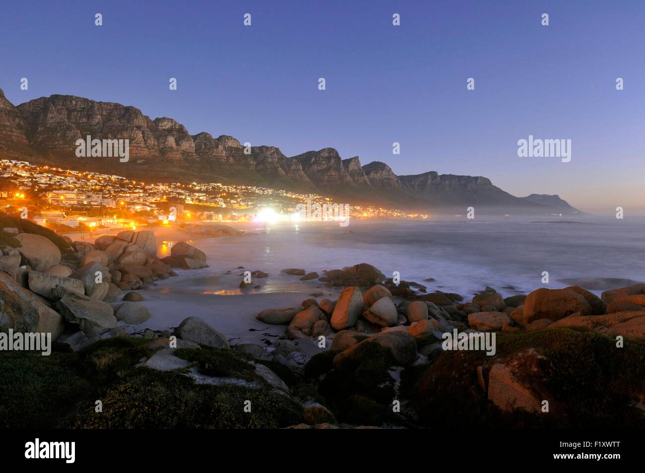 Sud Africa, Western Cape, Cape Town, Camps Bay, la spiaggia e i dodici Apostoli mountain Foto Stock