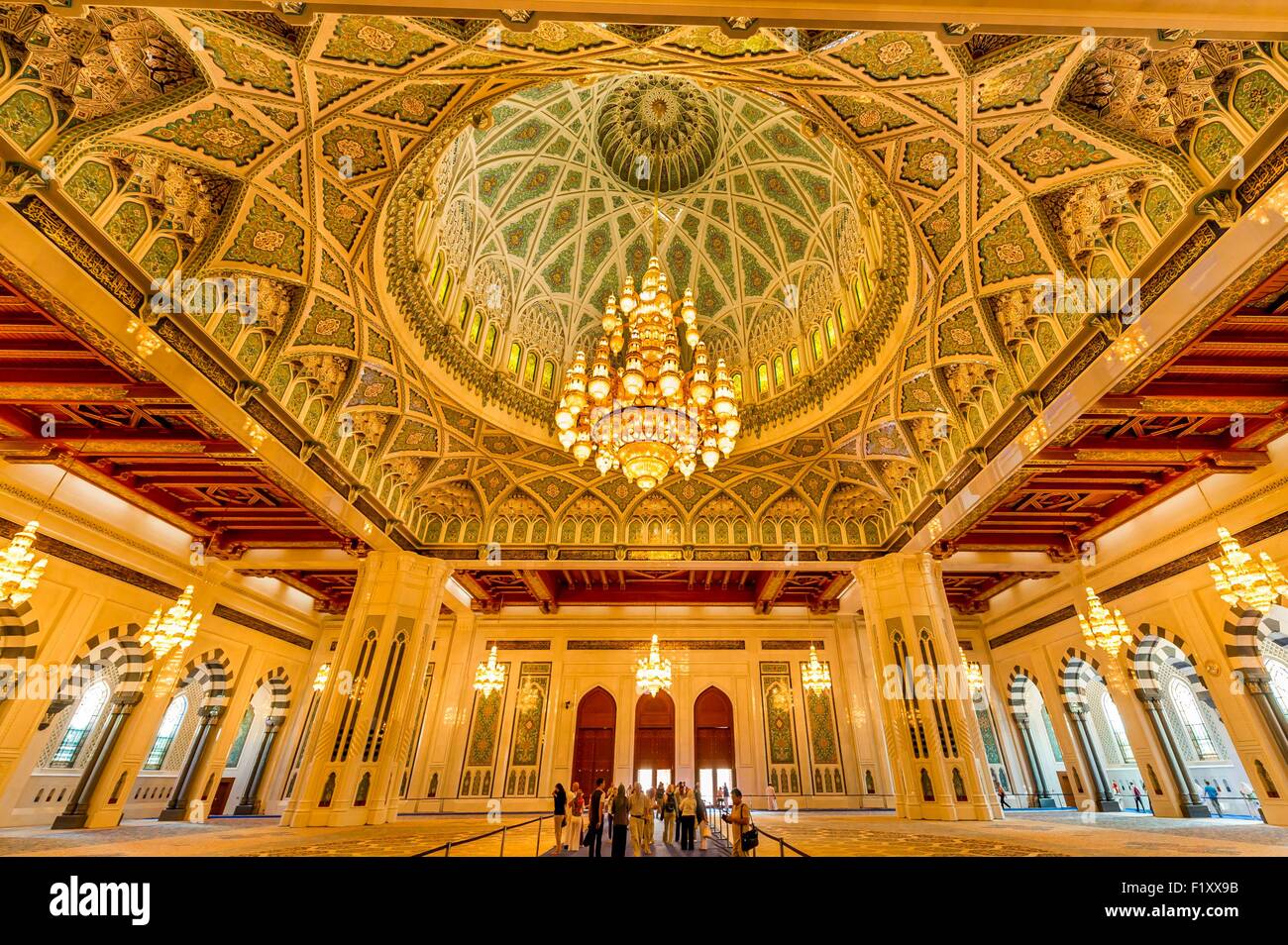 Oman, Muscat Sultan Qaboos Grande Moschea, giant cristal lampadario nel la principale sala di preghiera Foto Stock