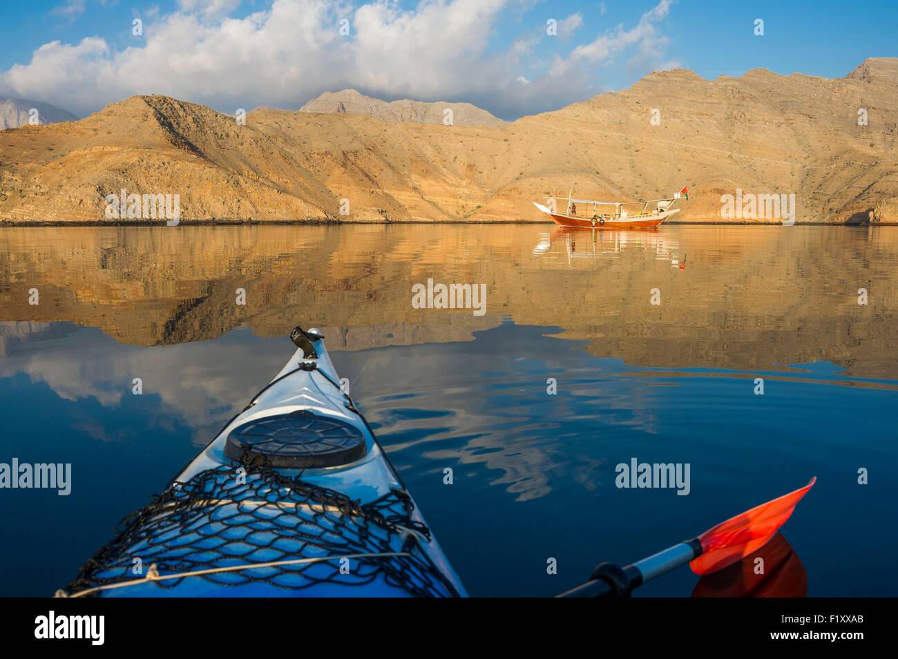 In Oman Khasab, Musandam, Crociera nei fiordi su un dhow tradizionale, nave di legno, gita in kayak Foto Stock