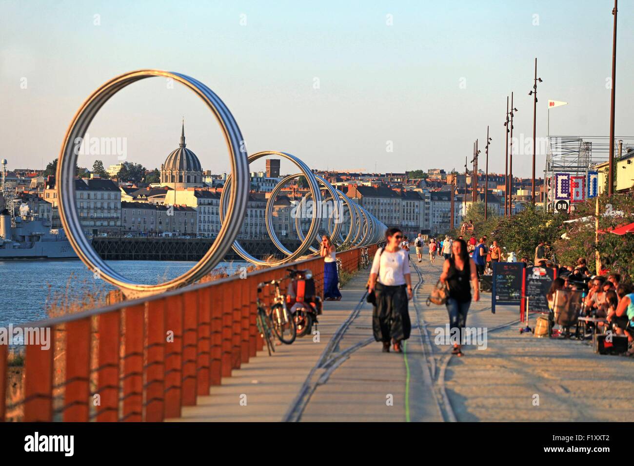 Francia, Loire Atlantique, Nantes, gruppi di persone che cammina sulla banchina delle Antille, lungo gli anelli di Buren sull isola di Nantes (architetto Daniel Buren) Foto Stock