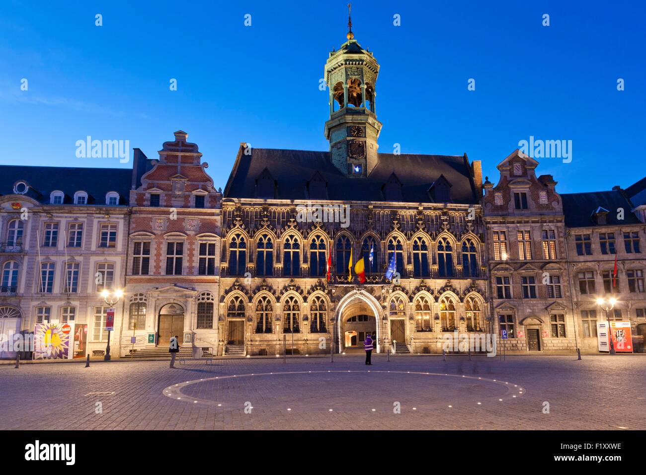Il Belgio, la Vallonia, della provincia dello Hainaut, Mons, Capitale Europea della Cultura 2015, centro storico, la Grand Place e il Municipio Foto Stock