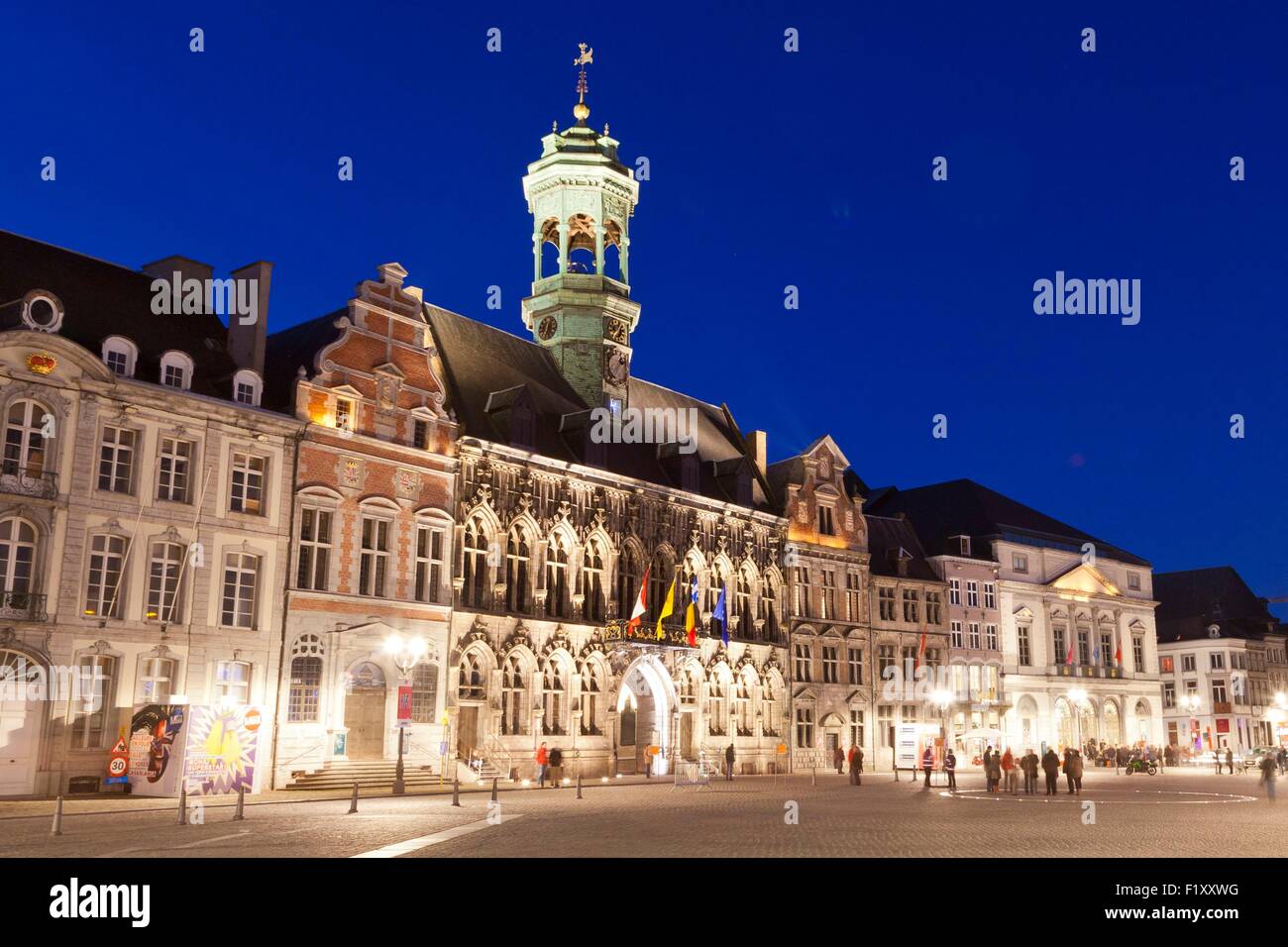 Il Belgio, la Vallonia, della provincia dello Hainaut, Mons, Capitale Europea della Cultura 2015, centro storico, la Grand Place e il Municipio Foto Stock
