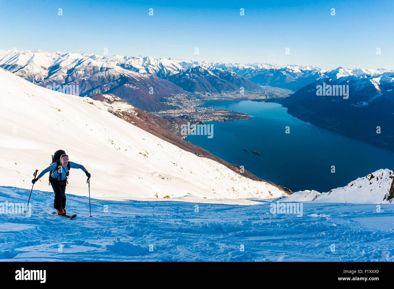 La Svizzera, Ticino, sci alpinismo sul Gridone (2150 m) sopra il Lago Maggiore Foto Stock