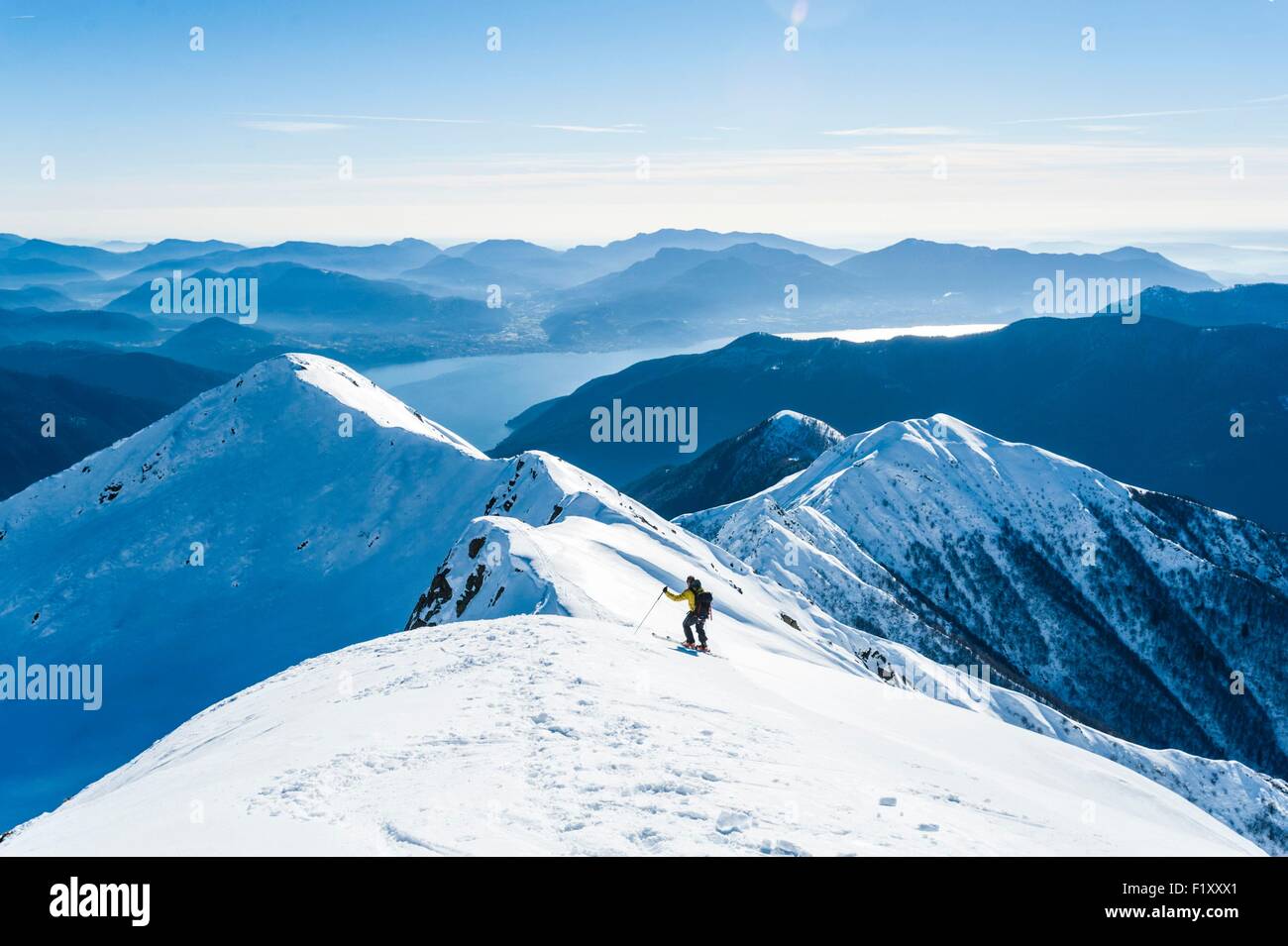La Svizzera, Ticino, sci alpinismo sul Gridone (2150 m) sopra il Lago Maggiore Foto Stock