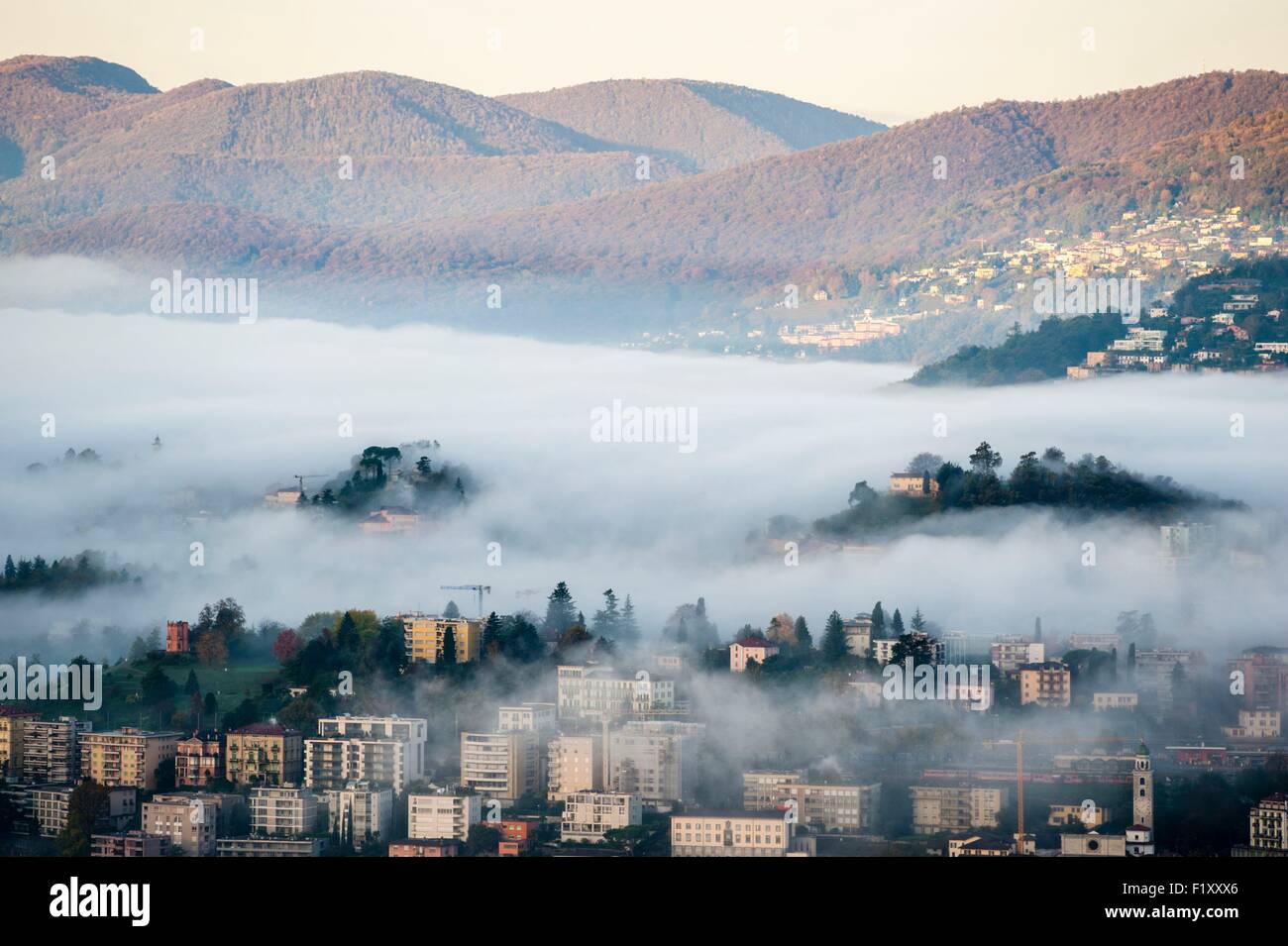 La Svizzera, Ticino, Lugano, nebbia sulla città Foto Stock