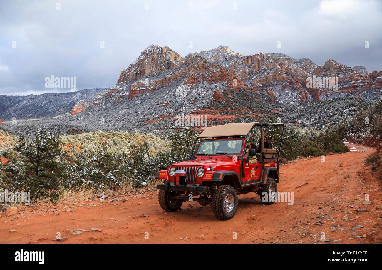 Tour in Jeep esplora Schnebly Hill Road a Sedona in inverno Foto Stock