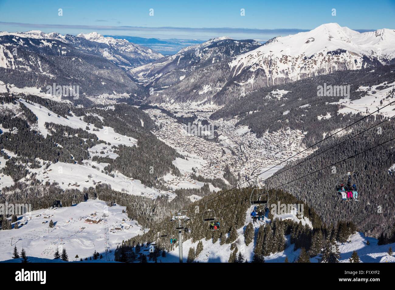 Francia, Haute Savoie, Morzine, La valle di Aulps, Chablais, piste da sci delle Portes du Soleil, vista sul lago Leman e giura a fondo poiché la Pointe de Nyon Foto Stock