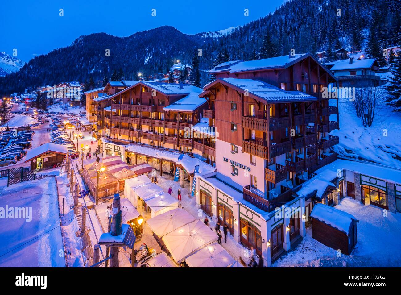 Francia, Savoie, Valfrejus, Maurienne, la pista di pattinaggio su ghiaccio e l'hotel Valfrejus, giorno di mercato Foto Stock