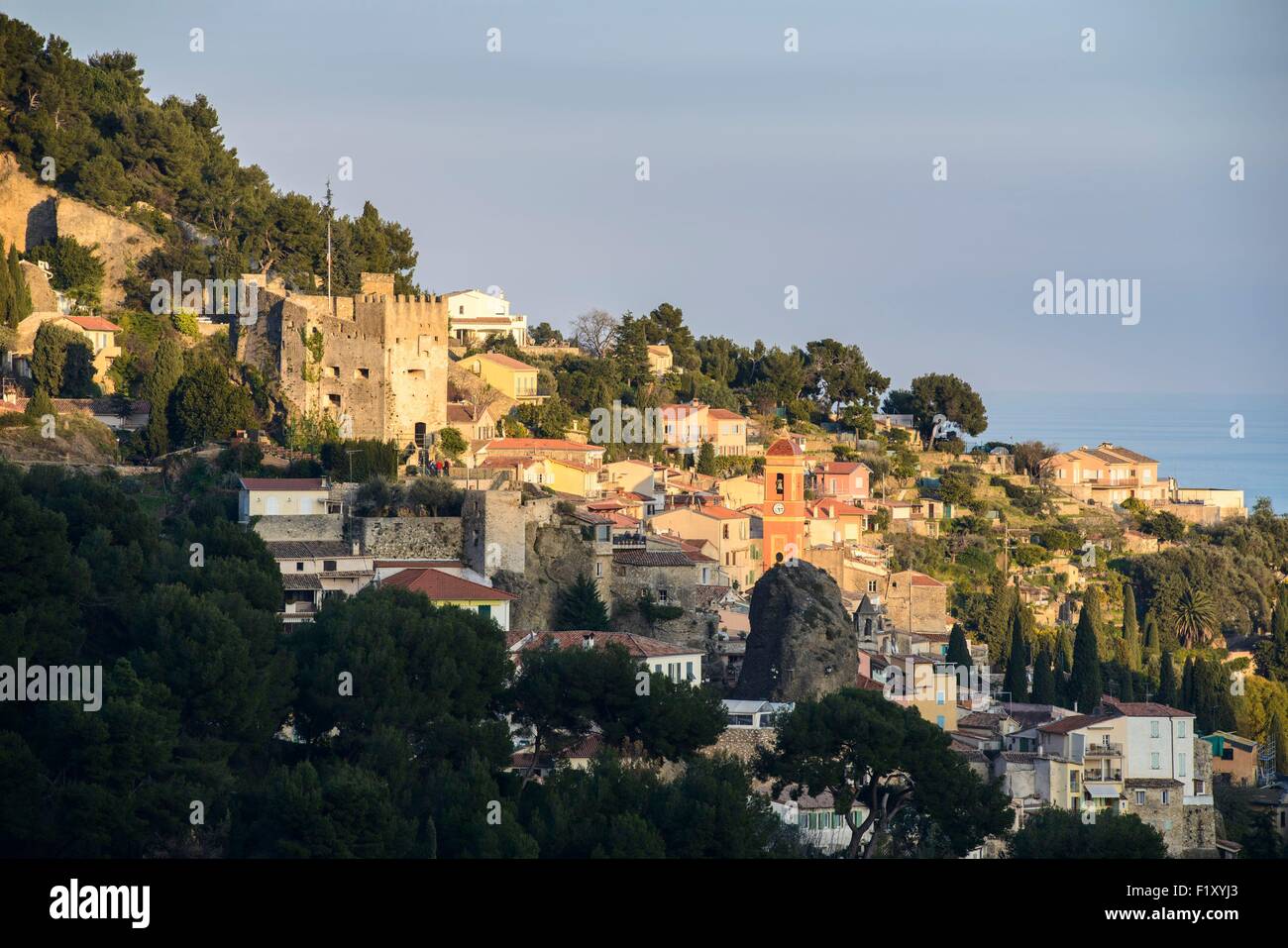 Francia, Alpes Maritimes, Nizza, il villaggio sulla collina di Roquebrune Cap Martin dominato dal suo castello medievale Foto Stock
