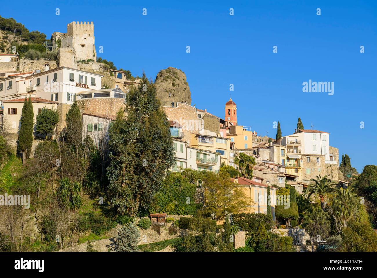 Francia, Alpes Maritimes, Nizza, il villaggio sulla collina di Roquebrune Cap Martin dominato dal suo castello medievale Foto Stock