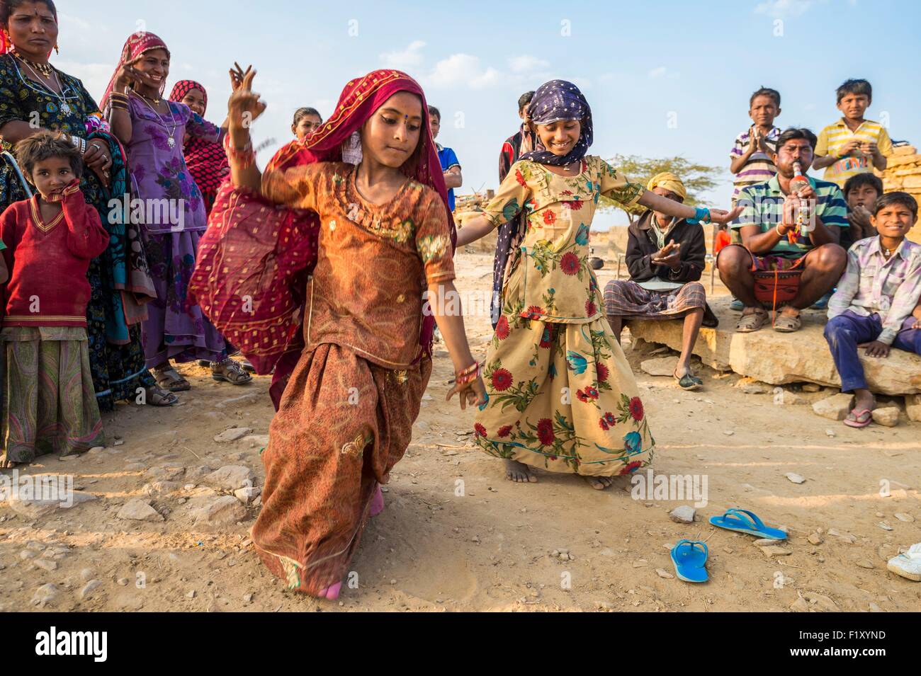 India Rajasthan, Jaisalmer, daning in un gipsy village Foto Stock