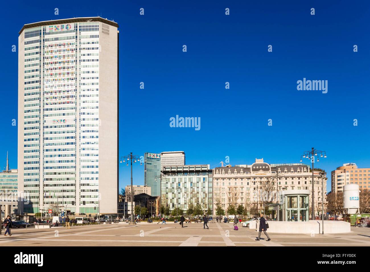 L'Italia, Lombardia, Milano, Piazza Duca d'Aosta a sinistra con la Pirelli torre costruita tra il 1956 e il 1960 su richiesta di Alberto Pirelli architetti Gio Ponti e Pier Luigi Nervi Foto Stock