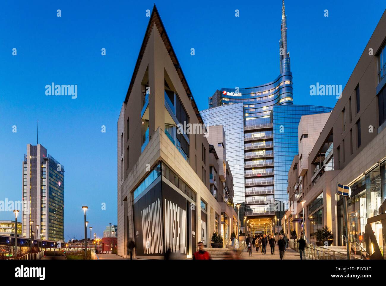 L'Italia, Lombardia, Milano, Porta Nuova quartiere Garibaldi (2009-2015), l'accesso al nuovo quartiere degli affari in fondo con Unicredit Torre progettata dall architetto Cesar Pelli Foto Stock