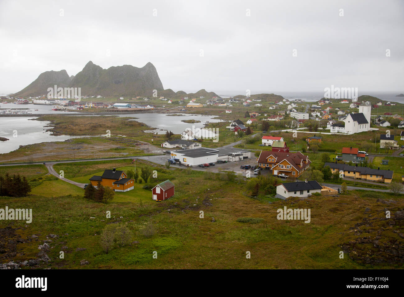 Vista di una piccola città in Lofoten in Norvegia con tutto intorno montagne Foto Stock