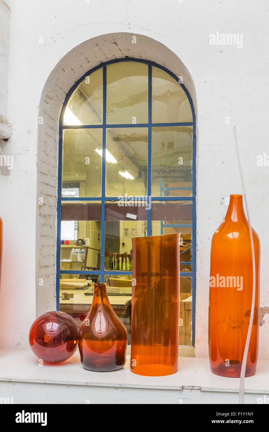 Francia, Loire, Saint Just Saint Rambert, alla fabbrica di vetro di Saint Just è il solo in Francia dove vetrai produrre vetro piatto per uso architettonico, stanno usando le stesse tecniche e dispositivi come nel XIX secolo Foto Stock