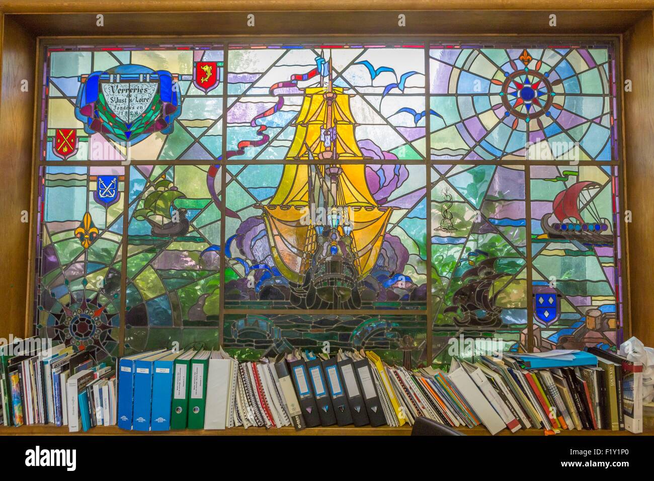 Francia, Loire, Saint Just Saint Rambert, alla fabbrica di vetro di Saint Just è il solo in Francia dove vetrai produrre vetro piatto per uso architettonico, stanno usando le stesse tecniche e dispositivi come nel XIX secolo Foto Stock