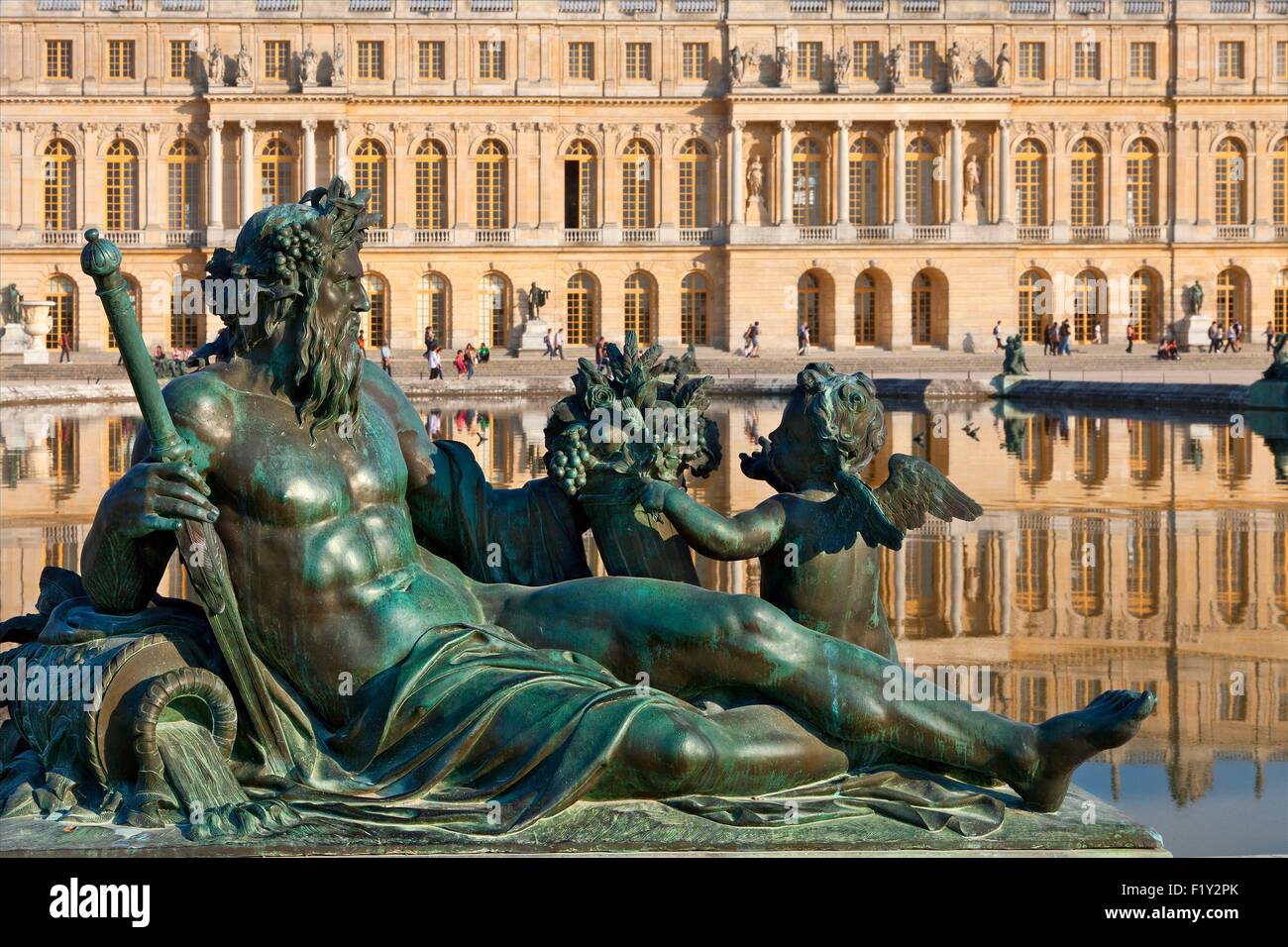 Francia, Yvelines, parco del Chateau de Versailles, elencato come patrimonio mondiale dall UNESCO, specchio lato galleria, parterre d'eau, statua che mostra la senna fiume francese Foto Stock