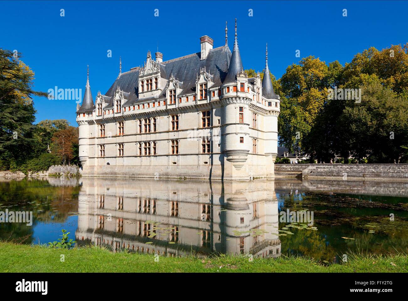 Francia, Indre et Loire, la Valle della Loira sono classificati come patrimonio mondiale dall' UNESCO, Azay le Rideau, Azay le Rideau castello sul fiume Indre Foto Stock