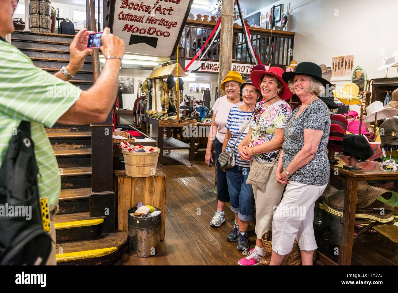 Stati Uniti, Tennessee, Memphis, Beale Street, turisti fotografare sé nel negozio più antico della strada Foto Stock