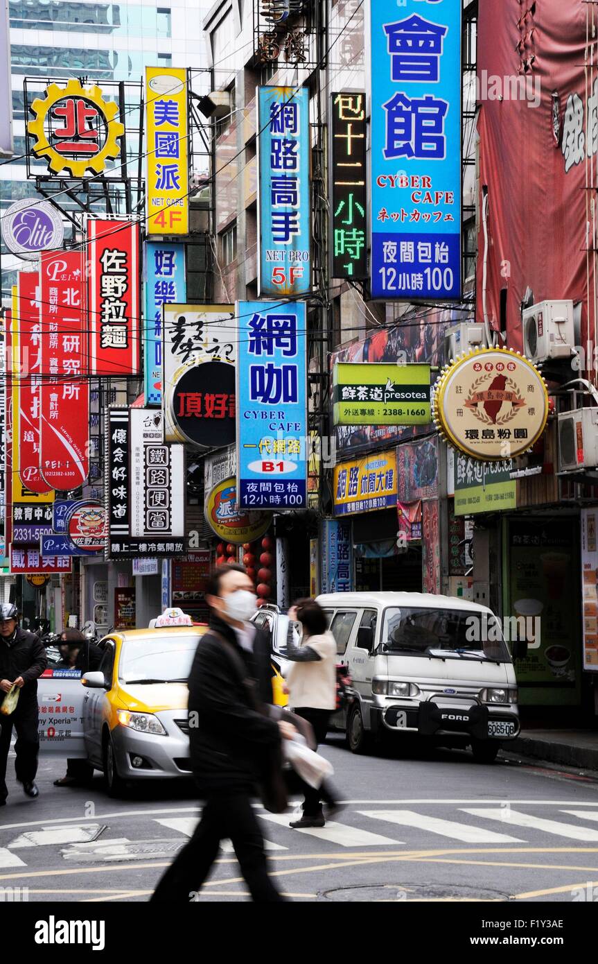 Taiwan, Taipei, street nel centro della città con molti cartelli stradali Foto Stock