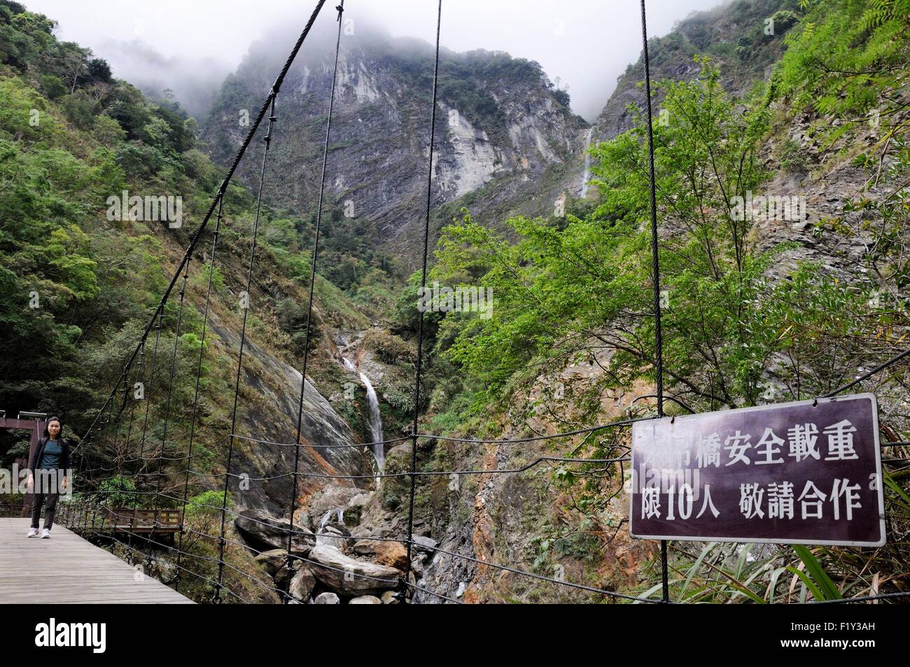 Taiwan, Hualien (Hualian), Taroko national park, il ponte sulla cascata Baiyang trail nel Taroko Gorge Foto Stock