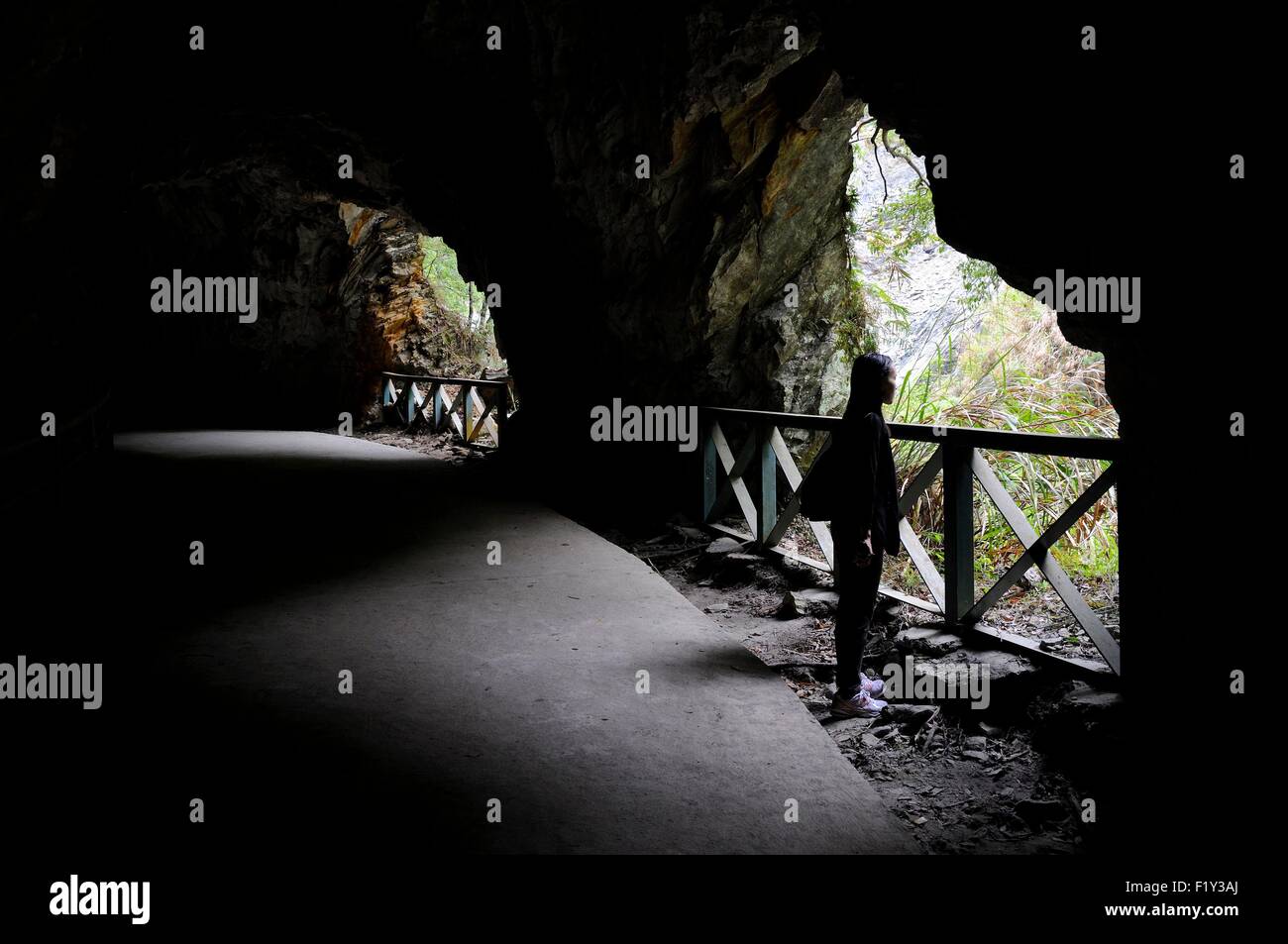 Taiwan, Hualien (Hualian), Taroko national park, la donna in un tunnel sulla cascata Baiyang trail nel Taroko Gorge Foto Stock