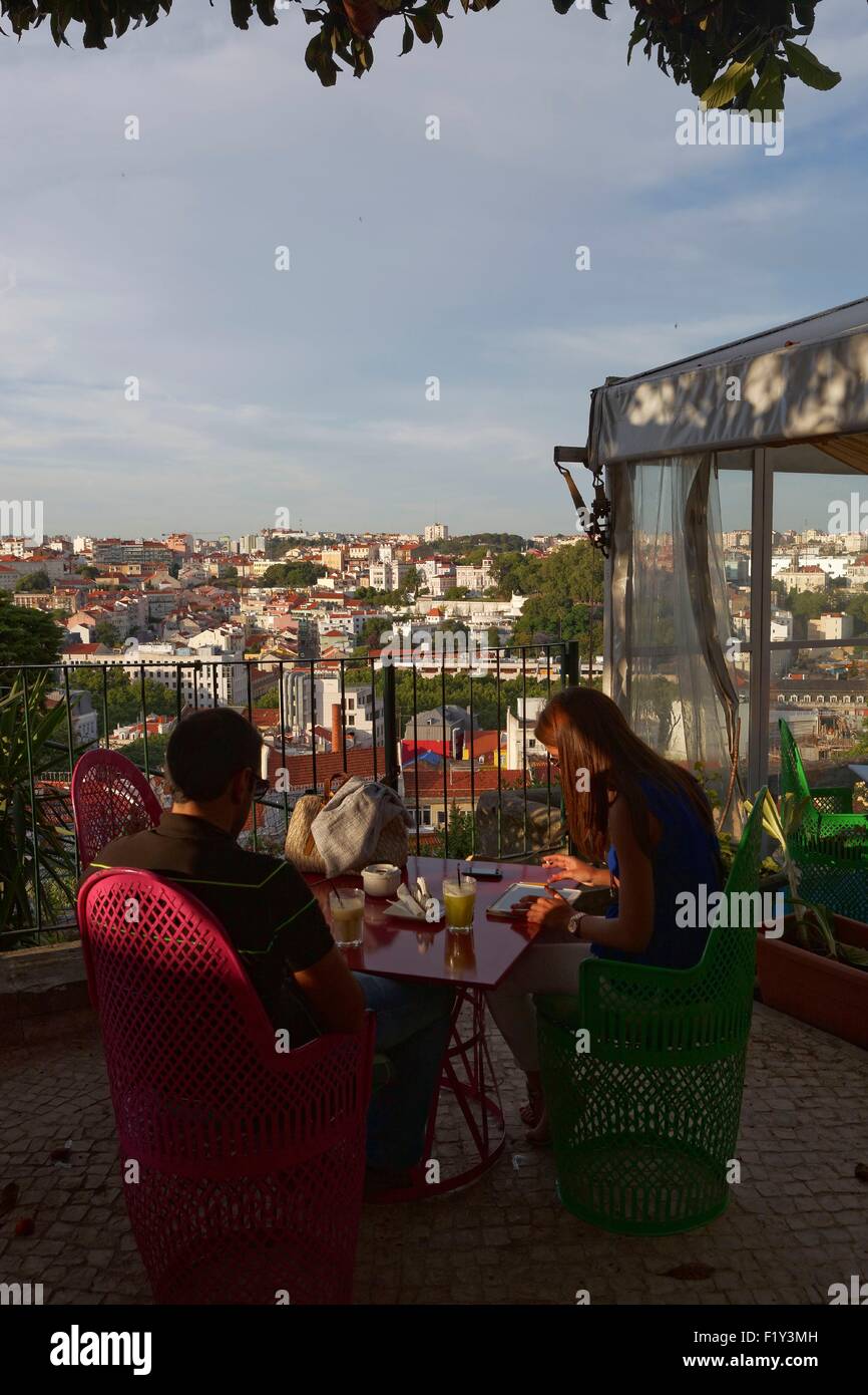 Il Portogallo, Lisbona, Bairro Alto, il perso nel bar, con una decorazione di Bollywood Foto Stock