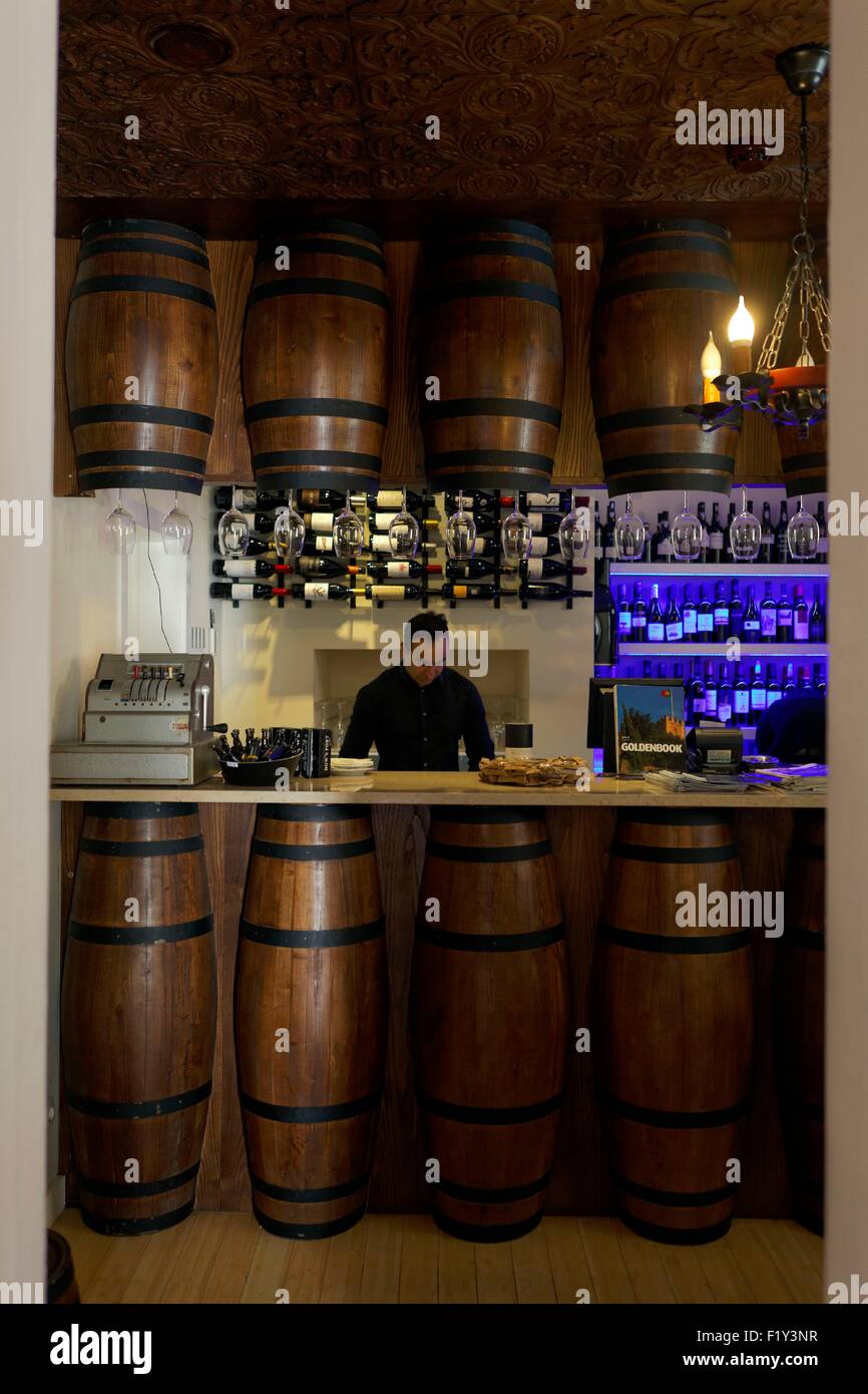 Il Portogallo, Lisbona, Bairro Alto, la vecchia farmacia winebar Foto Stock