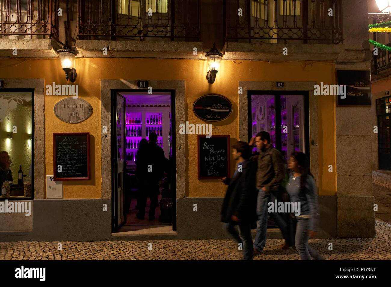 Il Portogallo, Lisbona, Bairro Alto, la vecchia farmacia winebar Foto Stock