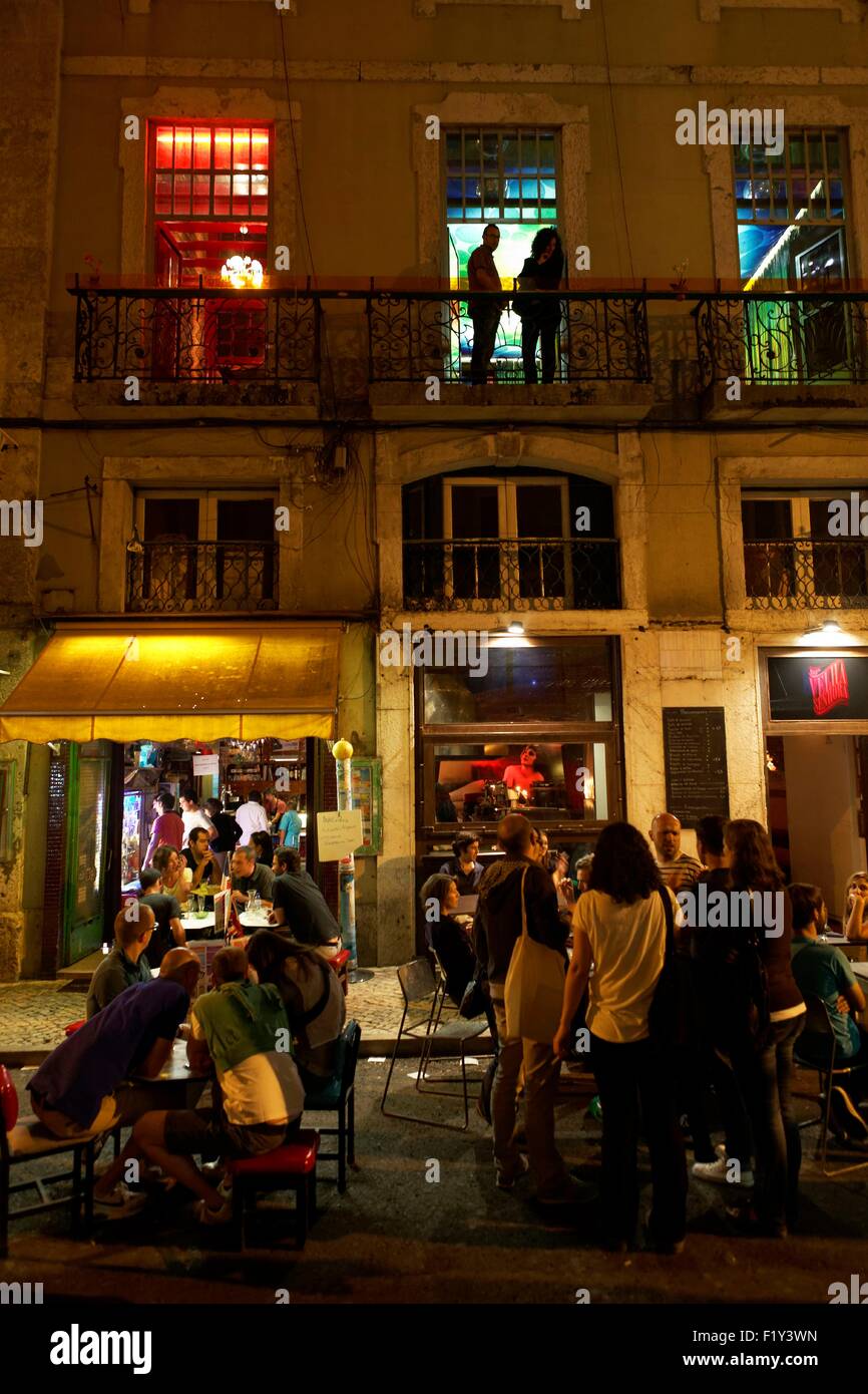 Il Portogallo, Lisbona, Bairro Alto, Cais do Sodre area, Nova do Carvalho street, bar terrazza Foto Stock
