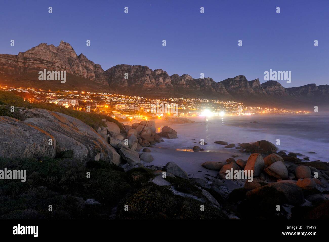 Sud Africa, Western Cape, Cape Town, Camps Bay, la spiaggia, la Montagna della Tavola e i dodici Apostoli mountain Foto Stock