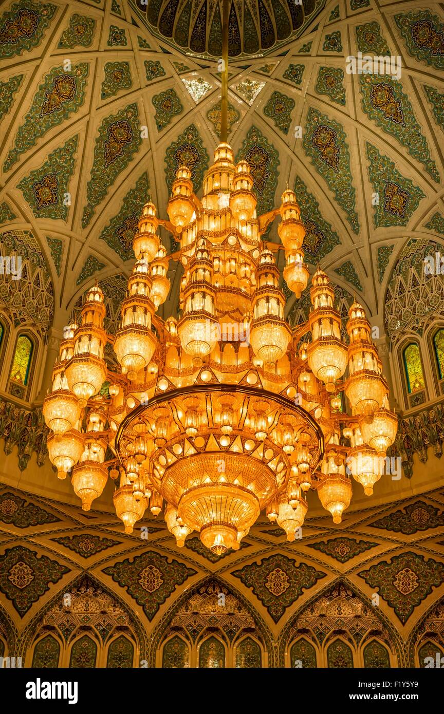 Oman, Muscat Sultan Qaboos Grande Moschea, giant cristal lampadario nel la principale sala di preghiera Foto Stock