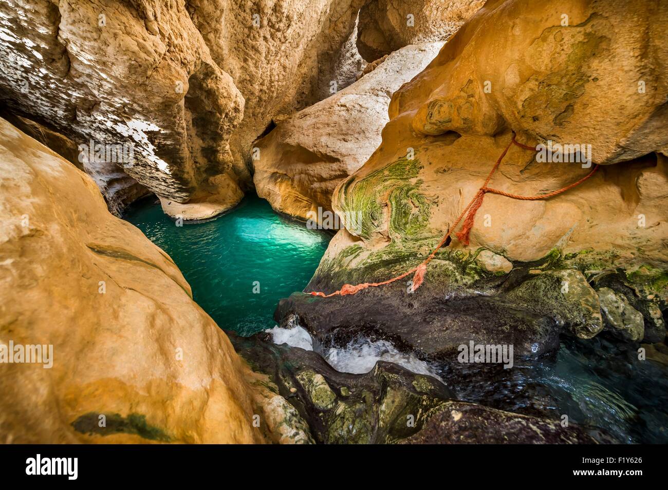 Oman, Wadi Fusc, cascata nella grotta alla fine del canyon Foto Stock